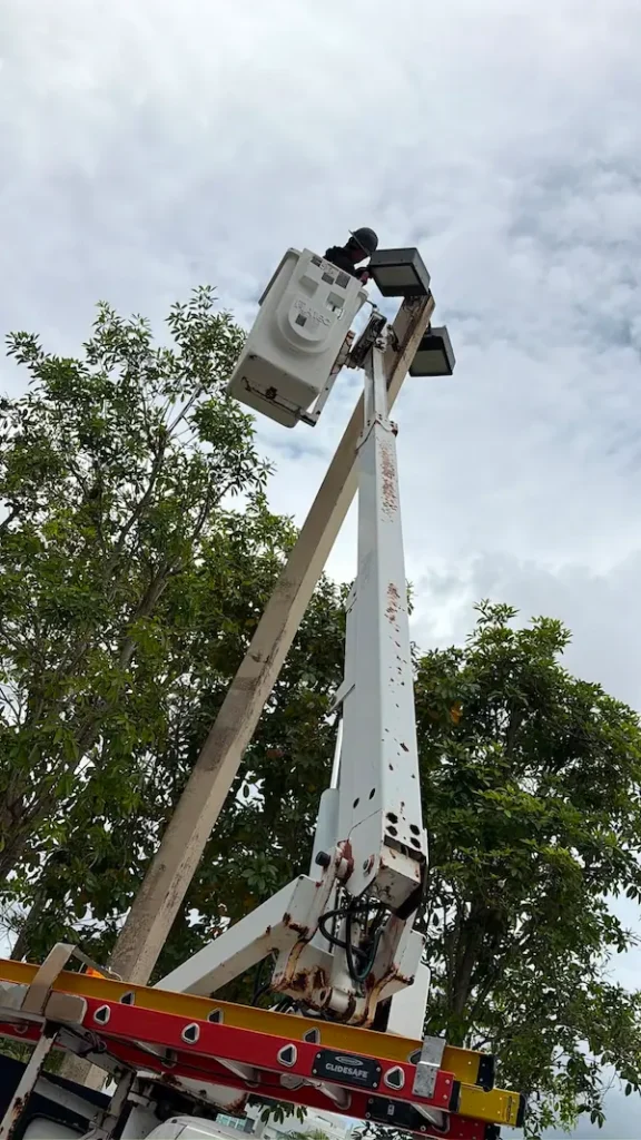 Instalación de luminarias exteriores en altura por VR Electric Solution