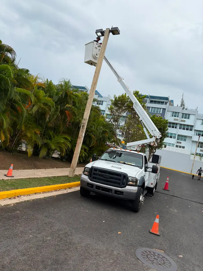 Mantenimiento de alumbrado público con camión canasto en Puerto Rico