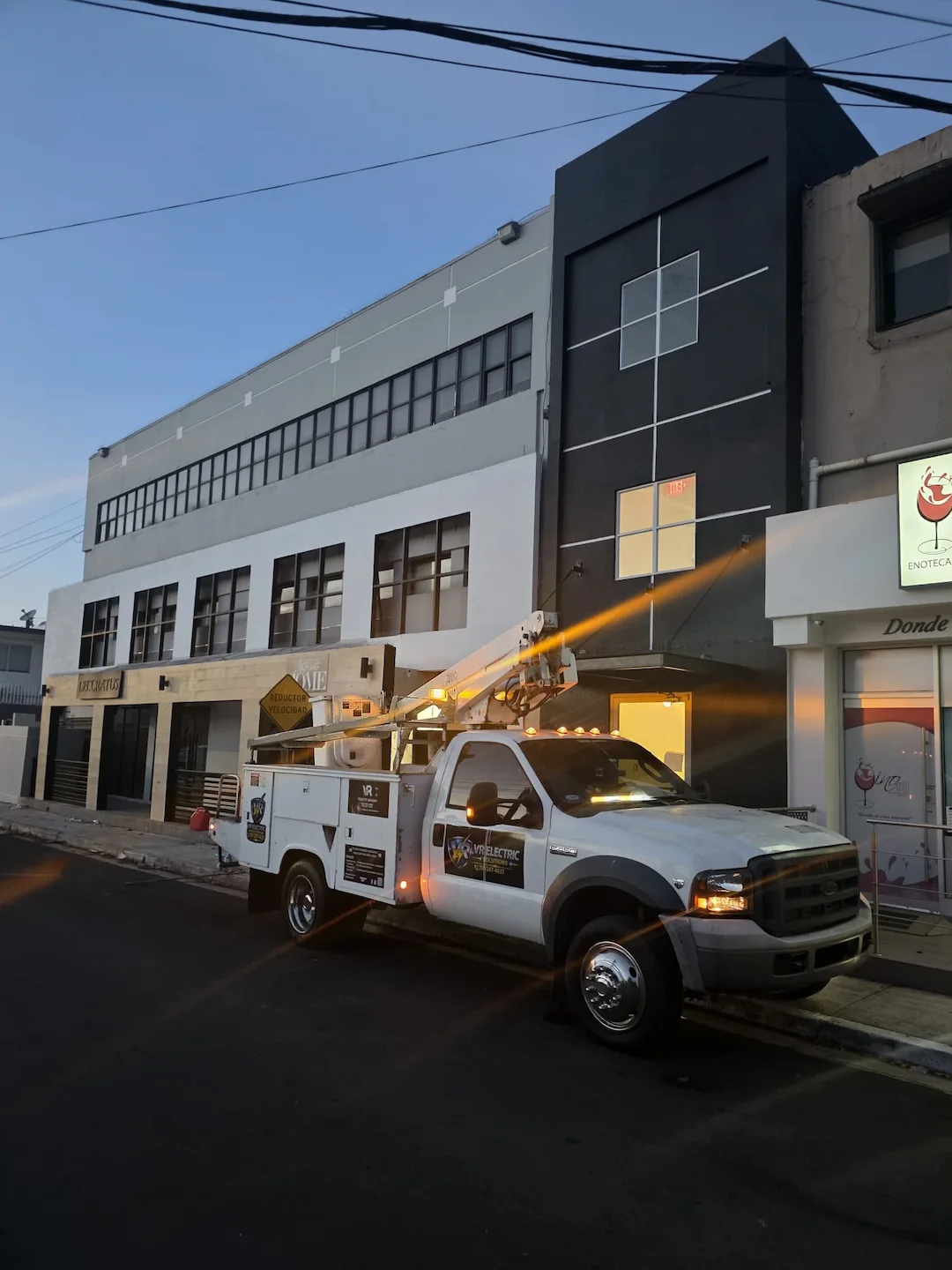 Mantenimiento eléctrico comercial al atardecer