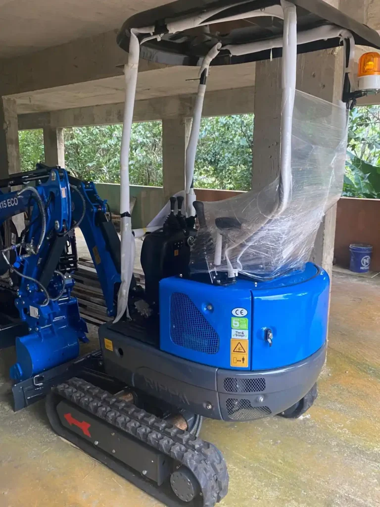 Mini excavadora compacta azul Rippa disponible para alquiler con operador