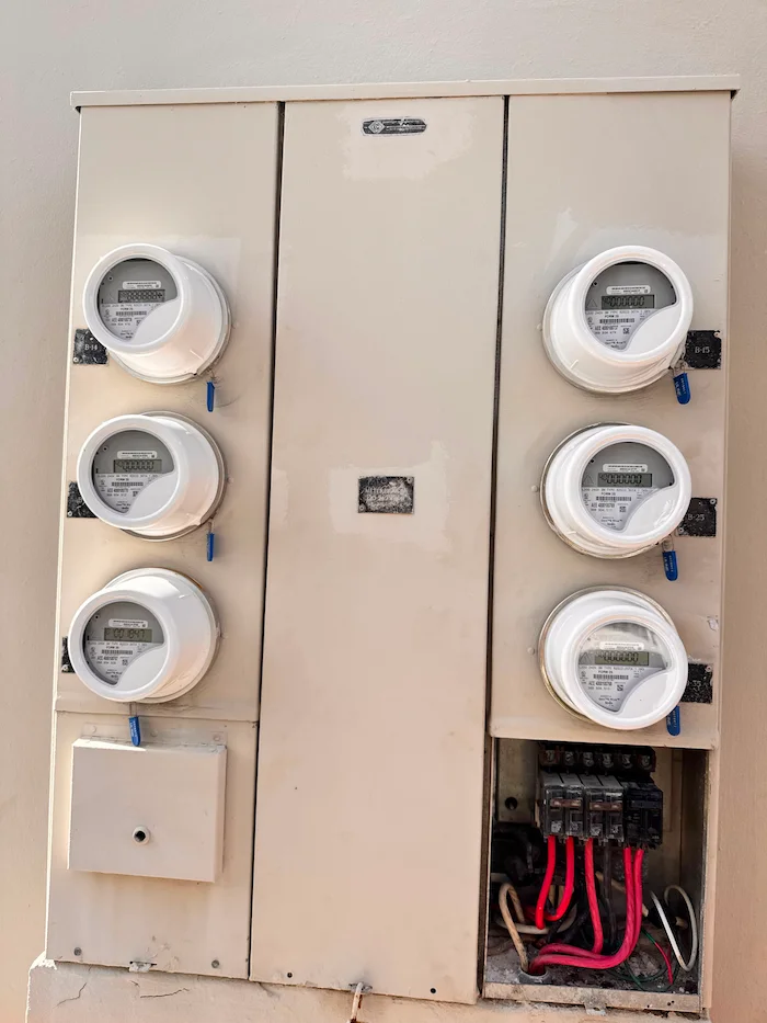 Banco de contadores eléctricos intervenido por VR Electric Solution en propiedad multifamiliar