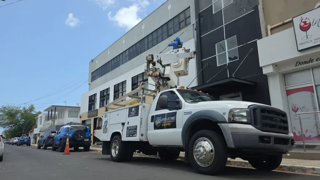 Servicio eléctrico comercial en fachada al atardecer
