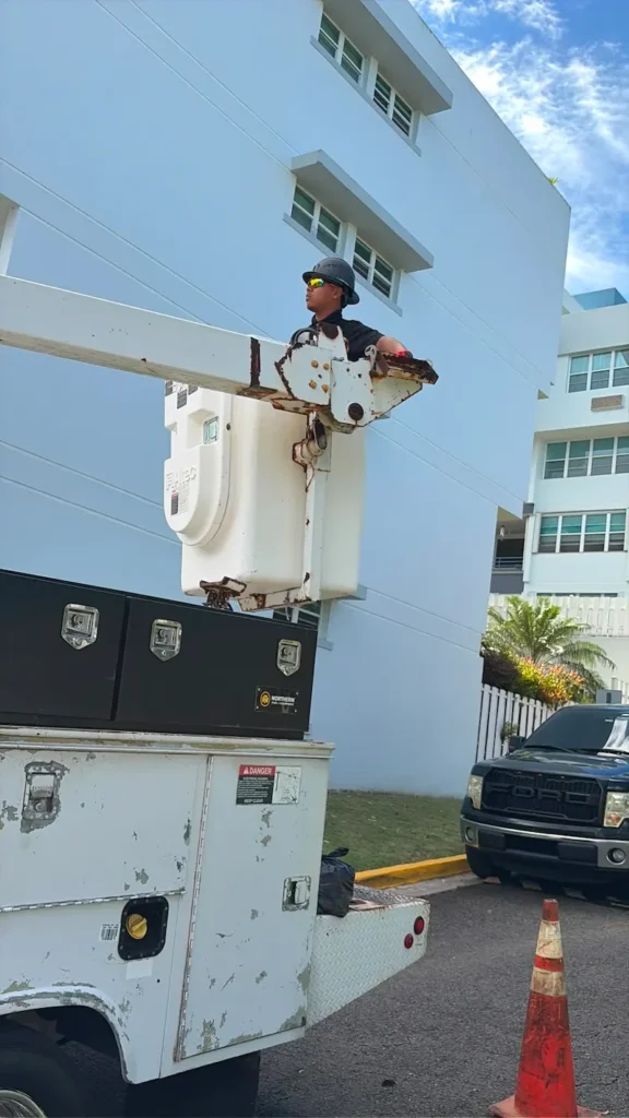 Técnico electricista en canasta elevadora de VR Electric Solution en Puerto Rico